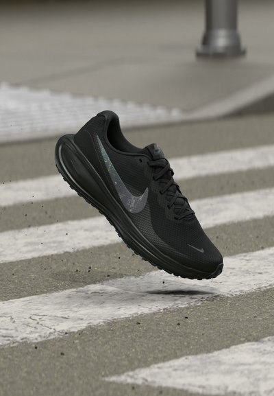 Nike Performance REVOLUTION 8 PRINT