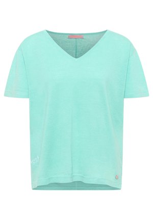Mintgroene T-shirt met korte mouwen en V-hals, gemaakt van zachte stof, met een subtiele printdetail aan de onderkant en een klein logo aan de zijkant.