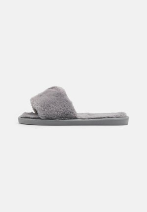 Chausson gris en peluche à bout ouvert avec une bride épaisse et moelleuse et une semelle rembourrée conçue pour le confort intérieur.
