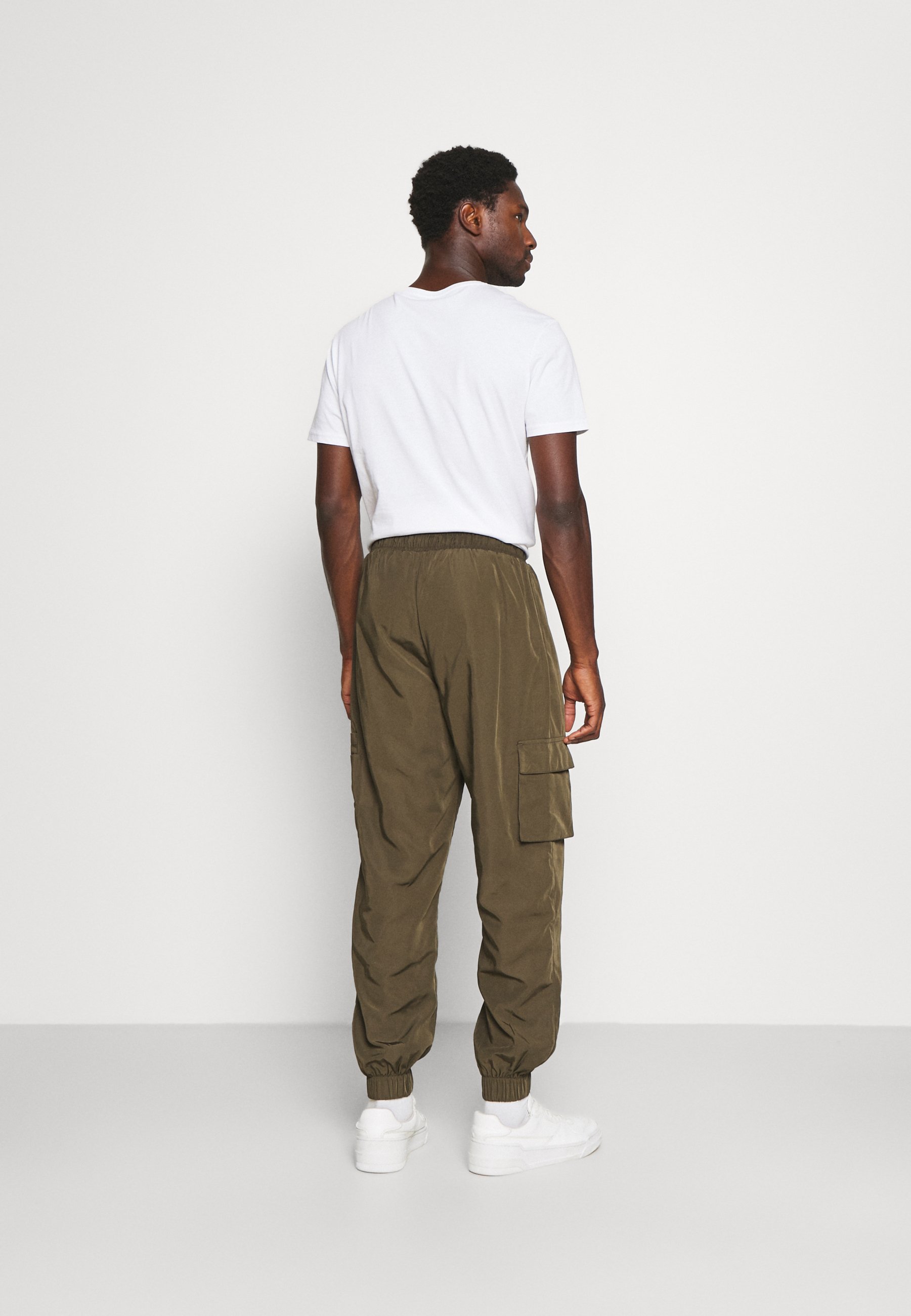 cargo pants with tech pocket