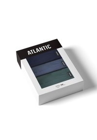 Zestaw trzech materiałowych masek na twarz w granatowym, ciemnoniebieskim i zielonym kolorze, zaprezentowany w białym pudełku z czarną pokrywką oznaczoną napisem "ATLANTIC."