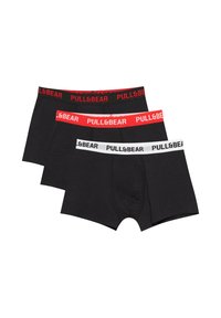 Fekete boxer alsónadrág szett három darabban, kontrasztos piros és fehér derékrészekkel. Minden derékrész a "PULL&BEAR" logóját tartalmazza vastag betűkkel.