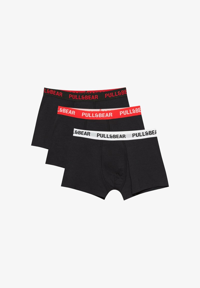 Fekete boxer alsónadrág szett három darabban, kontrasztos piros és fehér derékrészekkel. Minden derékrész a "PULL&BEAR" logóját tartalmazza vastag betűkkel.