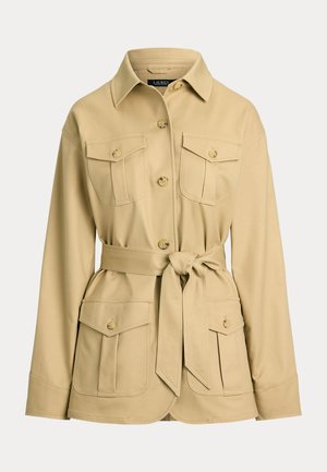 Smėlio spalvos diržinė striukė iš lygaus audinio su smailiu apykakle, keturiomis priekinėmis kišenėmis ir mygtukų uždarymu. Ilgos rankovės su laisvu siluetu.