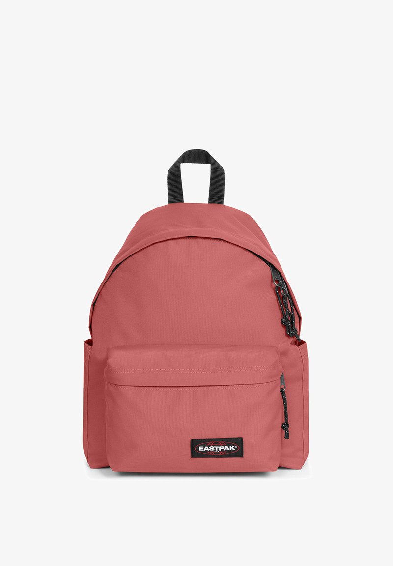 Růžový batoh Eastpak z textilu, obsahuje zipovou přední kapsu, nastavitelné popruhy a horní rukojeť pro nošení. Hladká textura a minimalistický design.