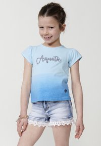 Svetlo modra kratka majica s kratkimi rokavi z gradientom od svetle do temnejše modre, z napisom "Akvatično" v rhinestones. V kombinaciji z denim kratkimi hlačami z čipkastim robom.