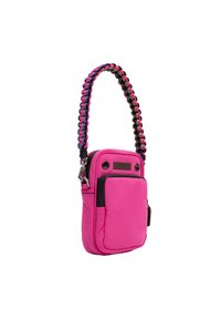 Roze nylon schoudertas met een gevlochten kleurrijke band, voorvak met rits en accenten van zilverkleurig metaal. Compact rechthoekig ontwerp.