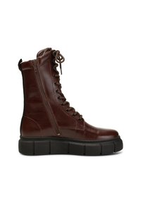 Botte en cuir marron à lacets avec fermeture éclair latérale et semelle noire épaisse, vue du côté extérieur sur fond blanc.