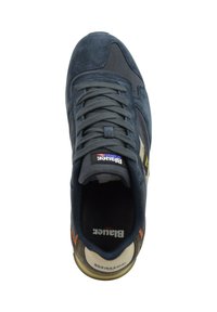 Sneaker in camoscio blu navy con lacci neri, dettagli beige, logo "Blauer" sulla linguetta e sul tallone, vista dall'alto.