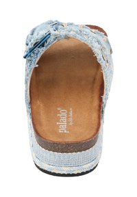 Blauwe denim schuifsandalen met verwijde randen, decoratieve studs en een gestructureerde kurken voetbed. Gevlochten jute en rubberen zool.