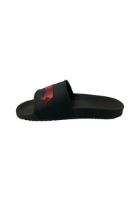 Infradito neri con una fascia testurizzata che presenta un logo rosso. La suola è liscia e piatta, progettata per il comfort e per una facile vestibilità.