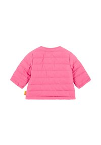 Růžová zkrácená prošívaná bunda se třičtvrtinovými rukávy, která má strukturovaný vzor stehu a kulatý výstřih. Viditelná žlutá etiketa.