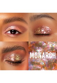 Vier Nahaufnahmen von Augen-Make-up mit schimmernden Rosa- und Goldtönen, dazu strukturierter Glitzer und ein geschichteter, schimmernder Finish. Text "MONARCH" enthalten.