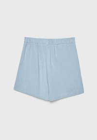 Shorts in lino azzurro chiaro con una fascia elastica in vita, vita plissettata e taglio dritto. Tessuto liscio senza hardware o motivi visibili.