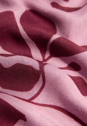 Textil mit einem hellpinken Hintergrund und dunkelburgunderfarbenen floralen Mustern. Der Stoff hat eine glatte Textur mit sichtbaren Webdetails.