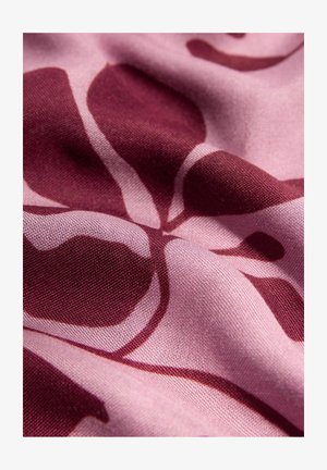 Textil mit einem hellpinken Hintergrund und dunkelburgunderfarbenen floralen Mustern. Der Stoff hat eine glatte Textur mit sichtbaren Webdetails.