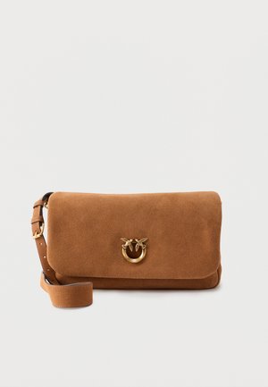 Καφέ γκρο σουέντ τσάντα ώμου με χρυσό κρίκο και διπλό διακοσμητικό πουλί, ρυθμιζόμενο λουρί, ορθογώνιο σχήμα με κλείσιμο με κάλυμμα.