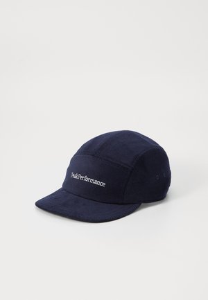 Casquette en velours côtelé bleu marine avec une visière plate, arborant le logo "PeakPerformance" en broderie blanche sur le panneau avant et un tissu texturé.