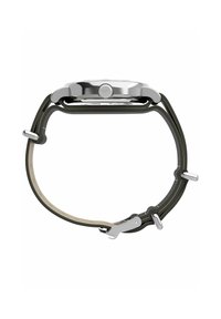 Okrogla srebrna ura s črnim in bež nastavljivim paščkom, ki ima izrazito krono, jasno številčnico in kovinske dodatke.