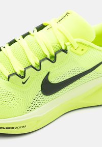 Nike Performance AIR ZOOM PEGASUS 41 - Løbesko til landevejen - volt/black/barely volt