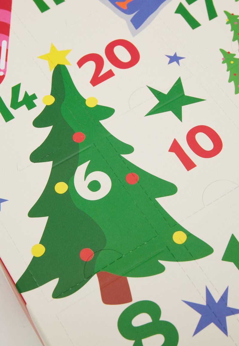 Kalendarz adwentowy z zielonym wzorem choinki bożonarodzeniowej, ozdobiony kolorowymi bombkami. Liczby 6, 10, 14 i 20 wyświetlane na czerwono.