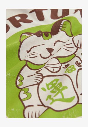 Tessuto bianco con un gatto cartoon dal volto sorridente, dettagli verdi e contorni marroni, che tiene in mano un cartello con caratteri giapponesi.