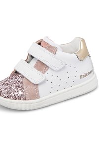 Sneaker bianco con punta glitterata rosa, accenti in suede e dettagli perforati. Presenta due cinturini regolabili in Velcro e un accento dorato sul tallone.