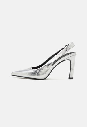 Hegyes orrú, ezüst színű slingback sarkú cipők, texturált fémes felülettel, magassarkú tömbtalpú, és oldalvágással az elegáns megjelenés érdekében.