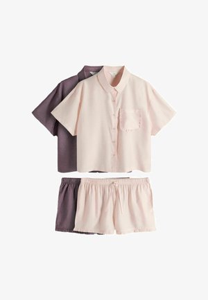 Zwei Sets aus kurzärmeligen Hemden mit Knöpfen und passenden, elastischen Bundshorts in hellrosa und gedämpften Violetttönen.