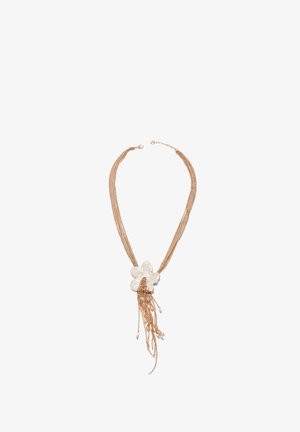 Złoty naszyjnik z wieloma rzędami, z dużym białym kwiatem jako centralny element oraz zwisającymi złotymi łańcuszkami ozdobionymi małymi białymi perłami.