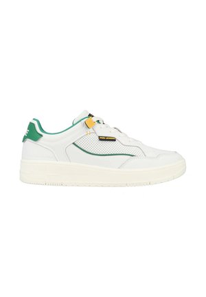 Baskets blanches avec des accents verts et jaunes, détails perforés sur le côté, semelle plate, devant à lacets et col rembourré pour le confort.
