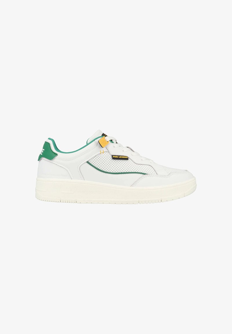 Weiße Sneakers mit grünen und gelben Akzenten, perforierten Details an der Seite, flacher Sohle, Schnürverschluss und gepolstertem Kragen für Komfort.