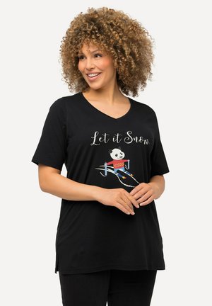 T-shirt noir à manches courtes avec col en V, affichant un motif de panda et le texte "Laisse tomber la neige" en blanc. Coupe douce et décontractée, fentes sur les côtés.