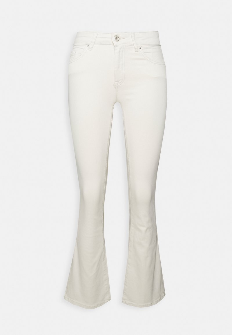 Jean blanc taille haute flare avec poches avant, fermeture par boutons et passants de ceinture, présenté sur un fond uni.