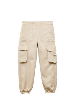 Beige cargo bukser med elastisk talje, knaplukning, to sidelommer og to store cargolommer med klap.