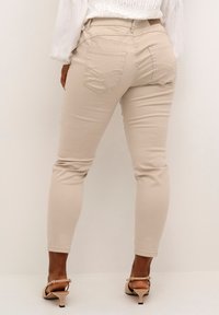 Cream PAULA TWILL  BAIILY FIT - Liibuvad teksad - feather gray