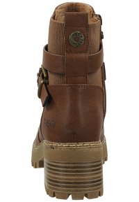 Brązowy botek za kostkę z ekoskóry z teksturowanym tyłem, ozdobiony metalowym guzikiem, z regulowanymi paskami i masywnym, żłobionym obcasem.