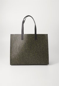 Zwarte tote bag met patroon van groene bladeren, een gladde textuur, zwarte handvatten, rechthoekige vorm en een reliëf logo detail aan de voorkant.