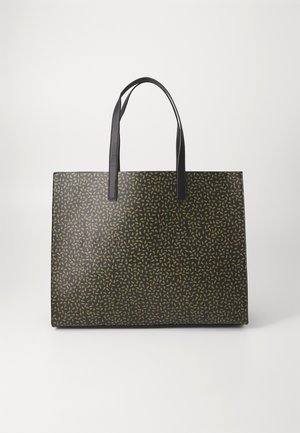 Saco tote preto com padrão de folhas verdes, textura suave, alças pretas, forma retangular e detalhe de logotipo em relevo na frente.