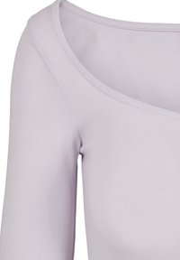 Lilla langermet topp med bred av-shoulder halslinje. Glatt, elastisk stoff med subtil glans; flate sømmer synlige.