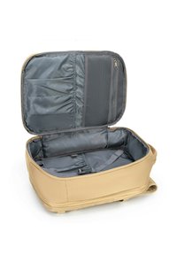 Bolsa blanda color beige con interior gris. Cuenta con cierre de cremallera, bolsillos de malla y correas elásticas para la organización. Textura suave.