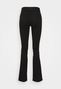 Jean noir taille haute avec jambes évasées et deux poches arrière, vu de dos sur fond blanc uni.