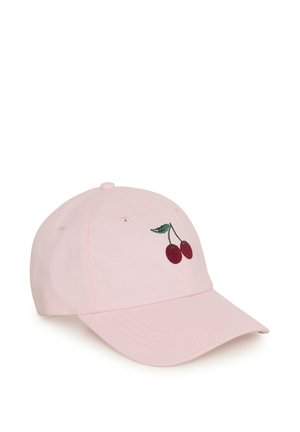 Cappellino da baseball rosa chiaro con ciliegie rosse ricamate e foglie verdi sul pannello frontale, visiera curva e fori di ventilazione.
