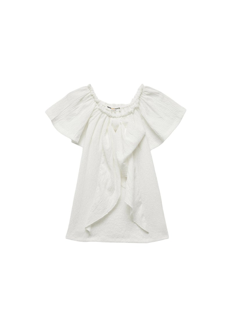 Hvid off-the-shoulder top lavet af struktureret stof. Har vide ærmer og en samlet halsudskæring med flydende draperinger foran.