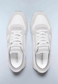 Hvide og grå sneakers med en overdel i mesh og ruskind, rund tå, snørebånd og en polstret sål. Logo synligt på tungen.