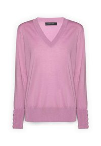 Różowy sweter w serek wykonany z miękkiej tkaniny, z długimi rękawami z guzikami przy mankietach oraz lekko luźnym krojem u dołu.
