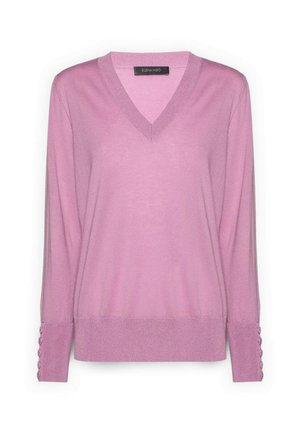 Pull rose à col en V en tissu doux, avec des manches longues ornées de boutons aux poignets et une coupe légèrement décontractée à l'ourlet.