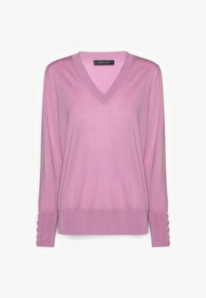 Suéter rosa de cuello en V hecho de una tela suave, con mangas largas que presentan detalles de botones en los puños y un ajuste ligeramente holgado en el dobladillo.