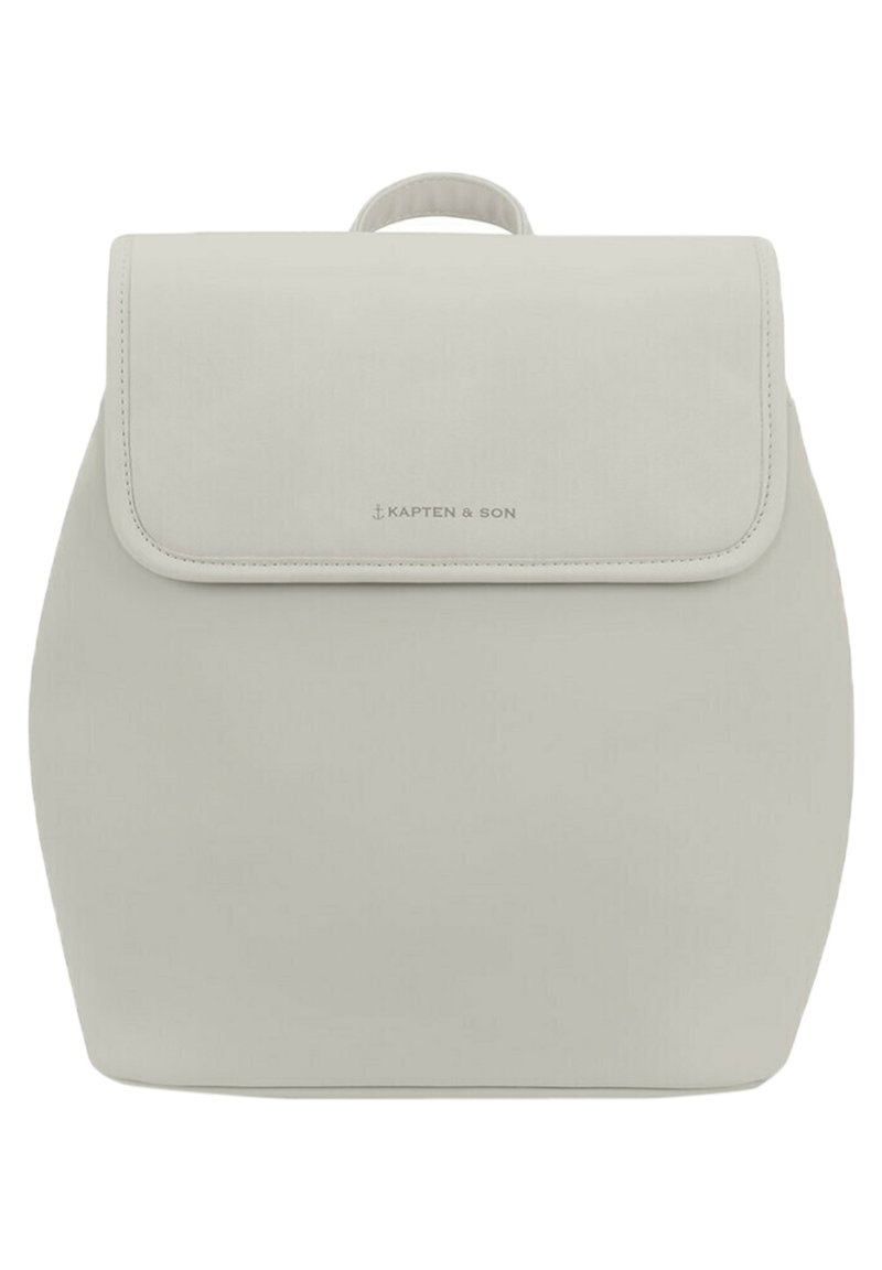 Světle šedý batoh s klopou, zaobleným tvarem a horním držadlem. V dolní části má jemné logo. Hladký povrch.