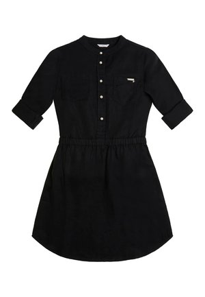 Sort kjole lavet af blødt materiale, med knaplukning foran, krave, to brystlommer og elastik i taljen med en udvidet nederdel.